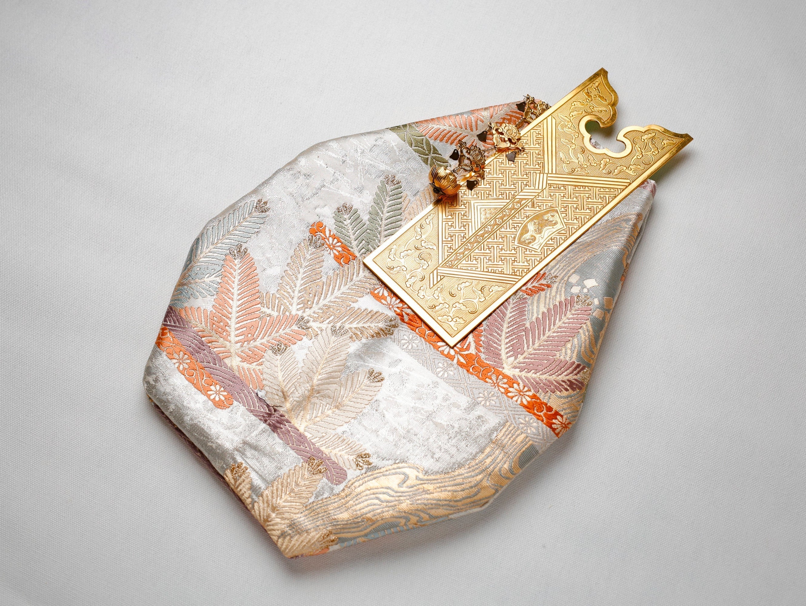 広島市産業振興センター「新規ビジネス事業化支援事業」に採択。広島仏壇の彫金技術を転用した金具を作成