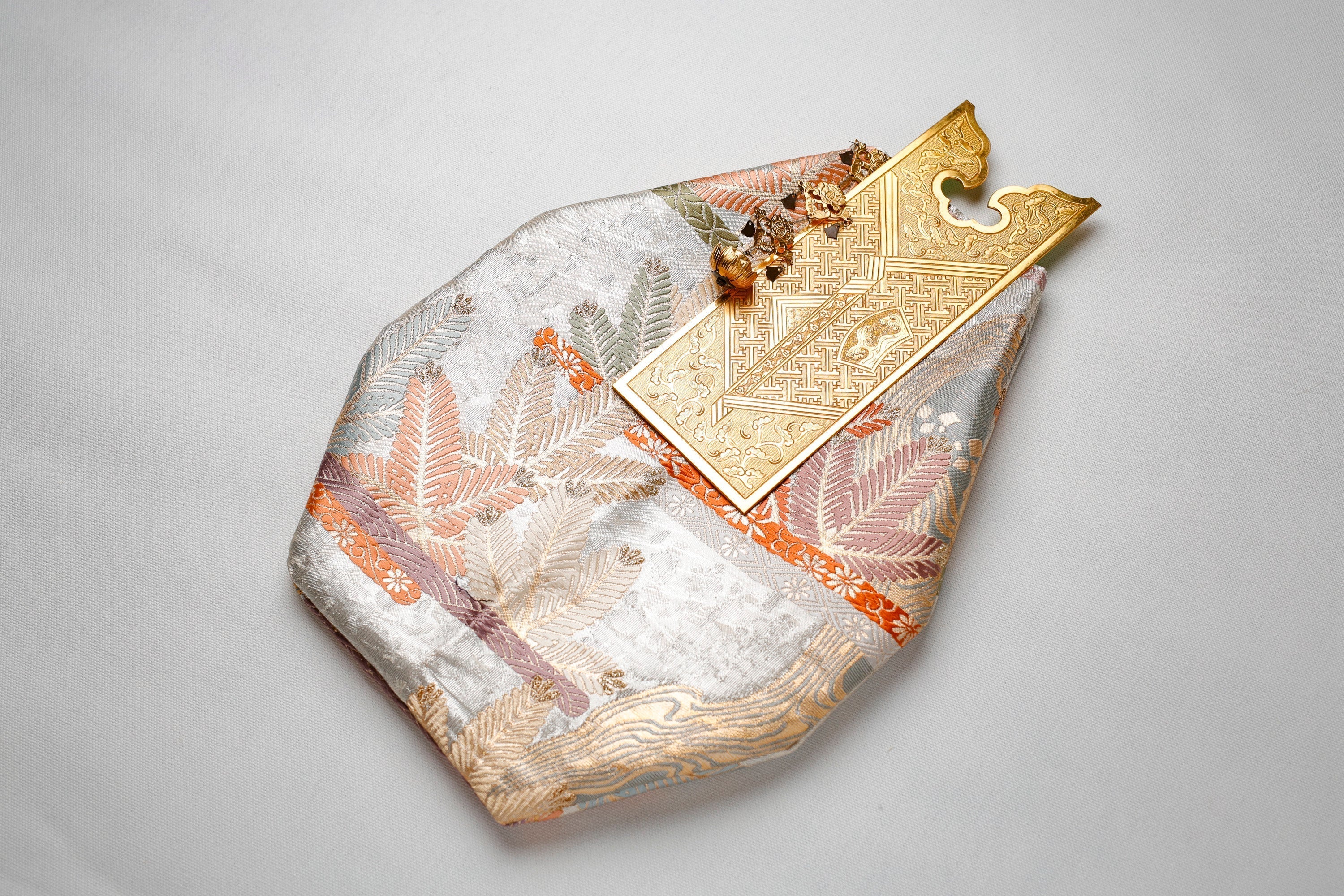 広島市産業振興センター「新規ビジネス事業化支援事業」に採択。広島仏壇の彫金技術を転用した金具を作成