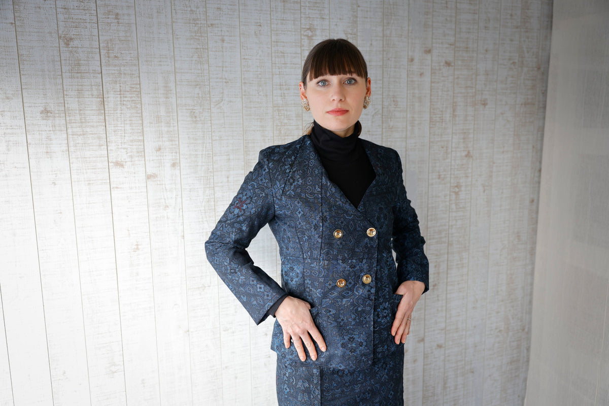 The KIMONO SUIT jacket is double-breasted, with gold buttons.