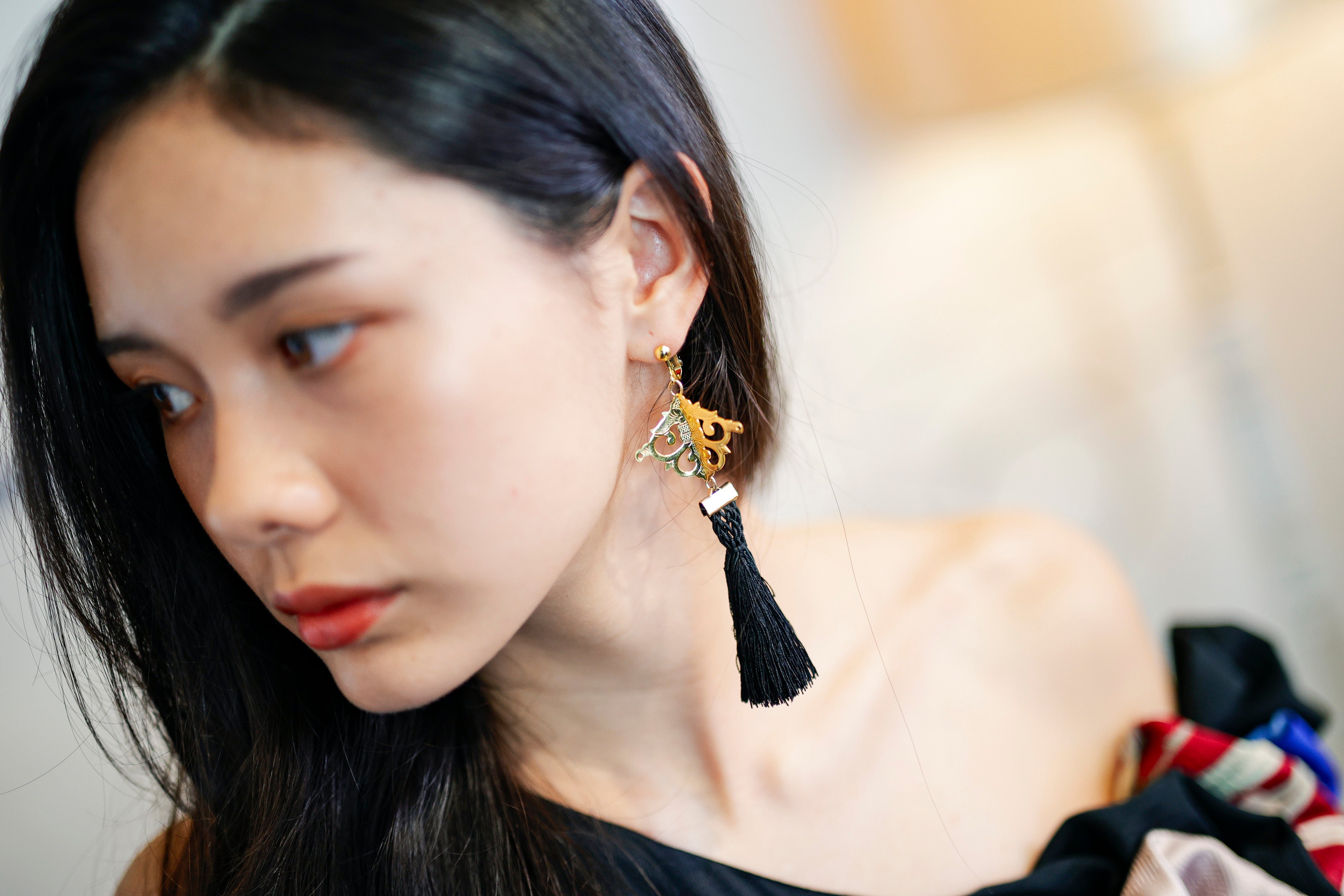 Hana-warabe earring with a black obijime tassel