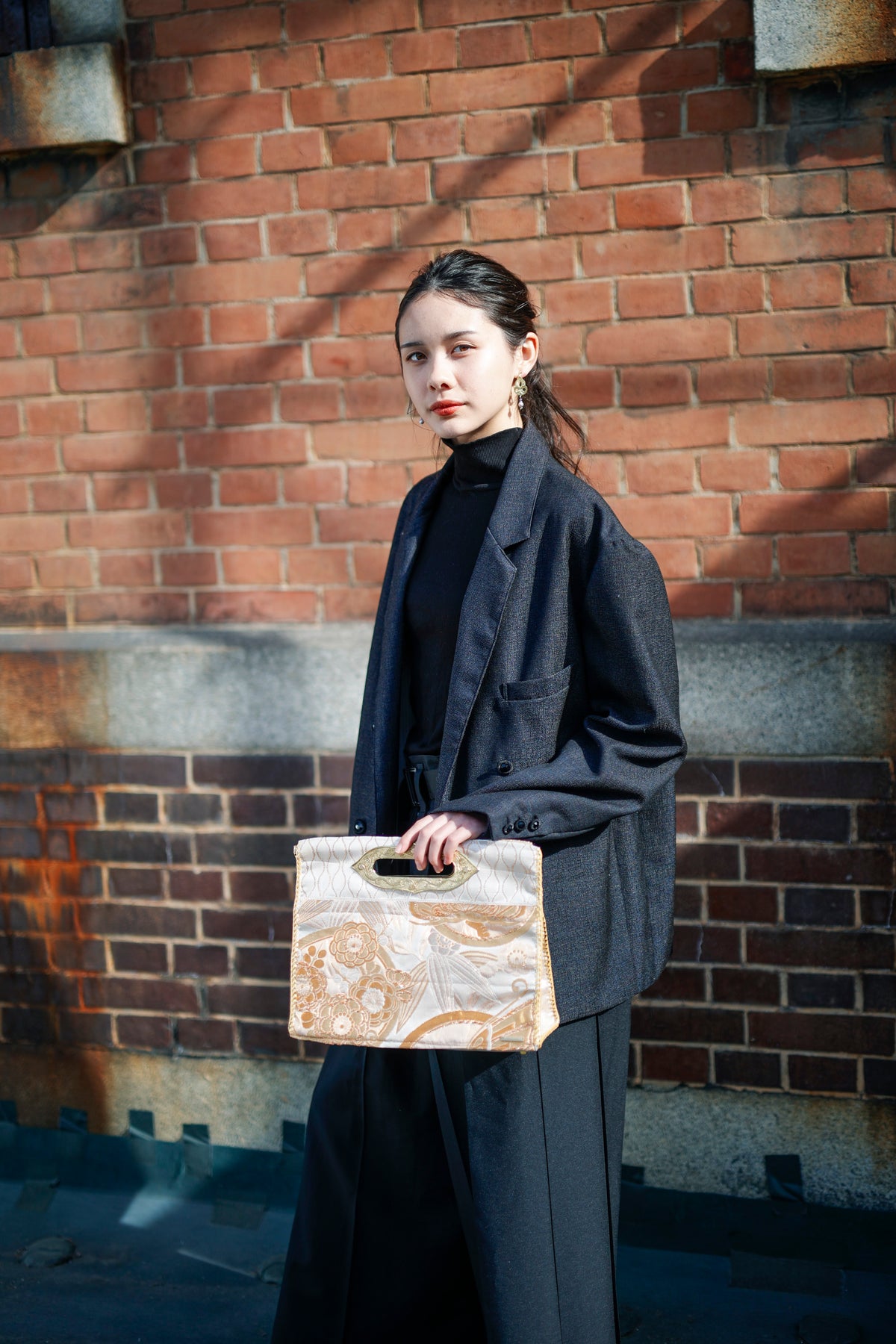 The frame stops just above the knee, with red brick behind.