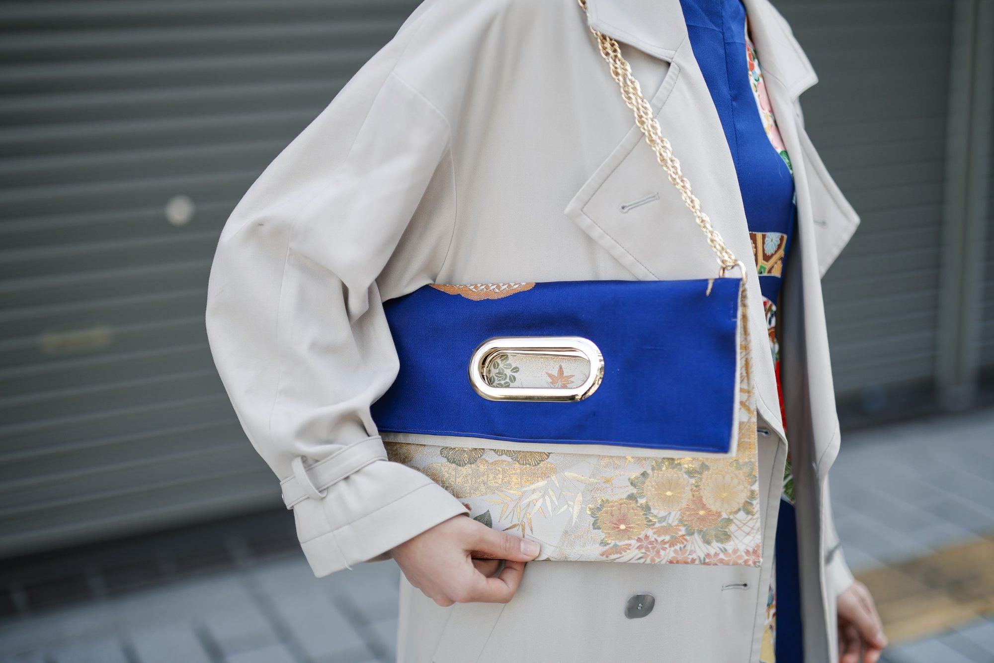 OBI Bag の金具まわり。青の折り返しに楕円の窓、その下に菊の文様の帯