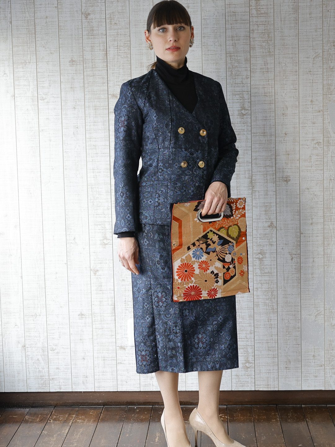 橙に菊文の OBI Bag。広げた状態で、楕円の金具を持ち手にして提げる